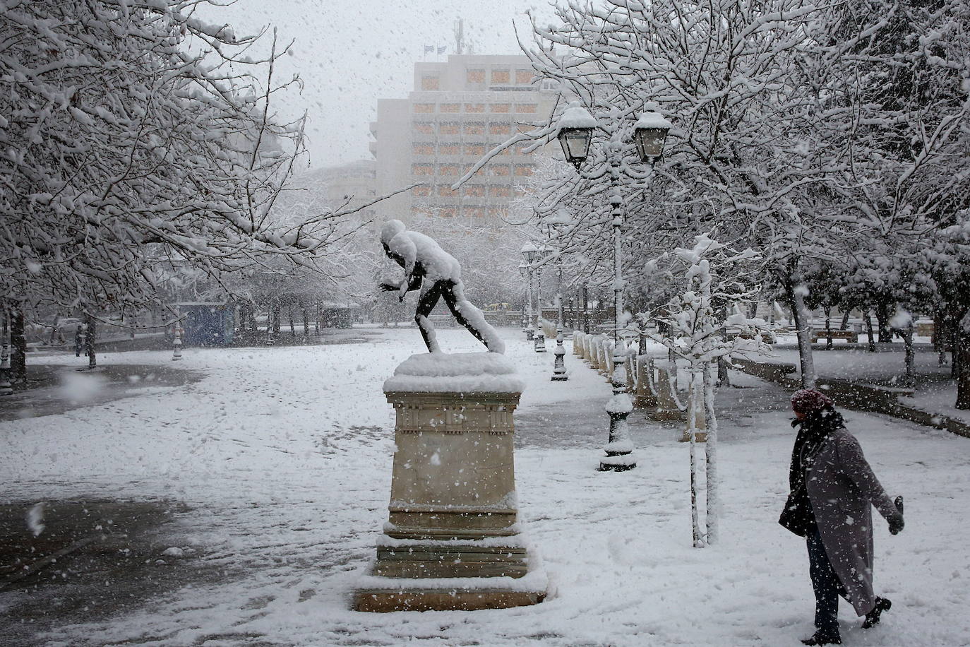 La Acrópolis de Atenas se despertó este martes bajo un manto de nieve al igual que otros monumentos de la antigüedad en la capital griega, ofreciendo un espectáculo excepcional en medio de la ola de frío 'Medea' que afecta al país. El Partenón, el célebre templo del siglo V antes de nuestra era, en lo alto del peñasco en el centro histórico, apenas podía verse a raíz de la nieve que cayó en la noche.