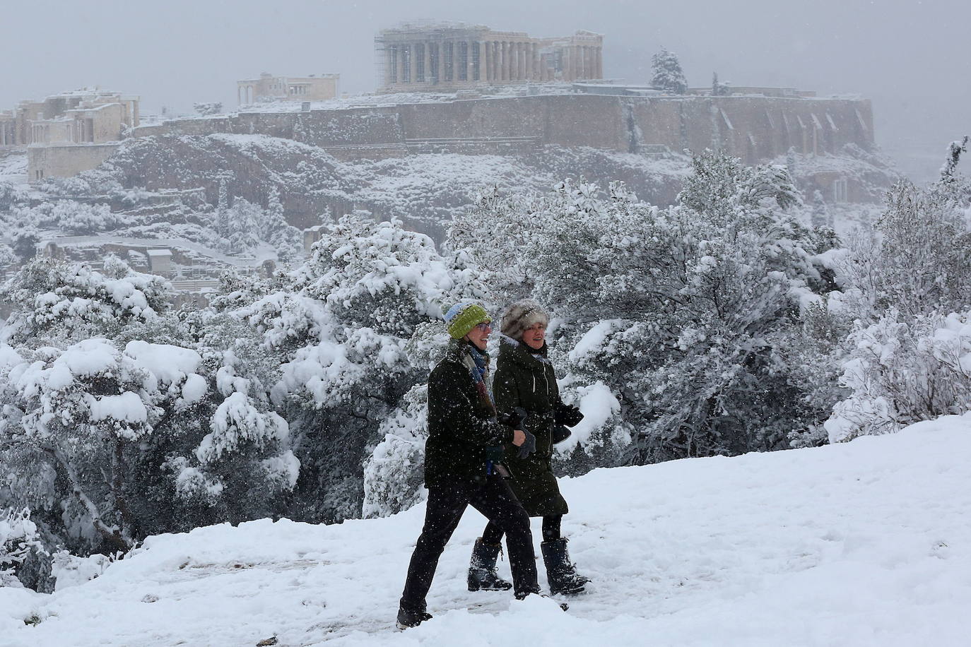 La Acrópolis de Atenas se despertó este martes bajo un manto de nieve al igual que otros monumentos de la antigüedad en la capital griega, ofreciendo un espectáculo excepcional en medio de la ola de frío 'Medea' que afecta al país. El Partenón, el célebre templo del siglo V antes de nuestra era, en lo alto del peñasco en el centro histórico, apenas podía verse a raíz de la nieve que cayó en la noche.