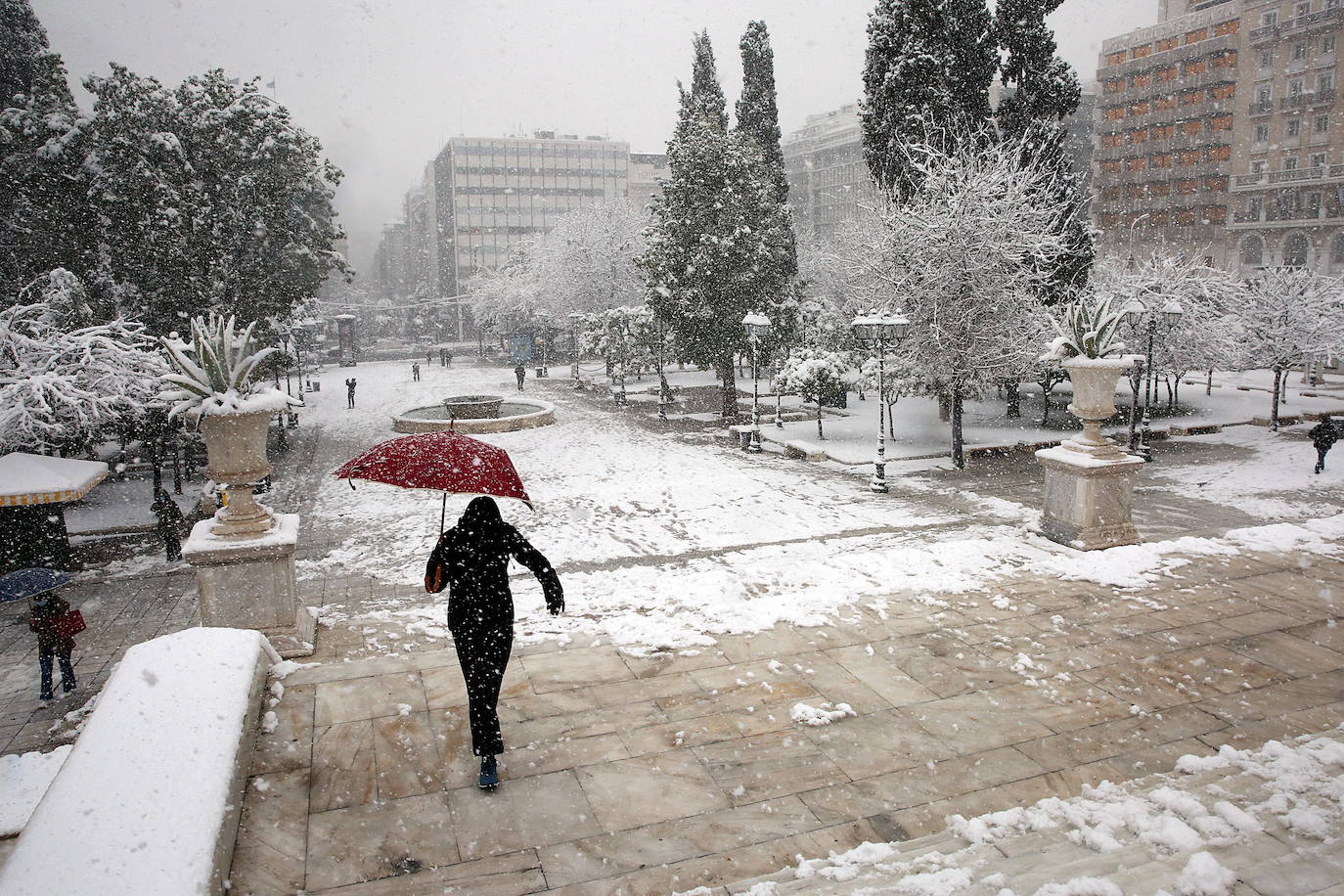 La Acrópolis de Atenas se despertó este martes bajo un manto de nieve al igual que otros monumentos de la antigüedad en la capital griega, ofreciendo un espectáculo excepcional en medio de la ola de frío 'Medea' que afecta al país. El Partenón, el célebre templo del siglo V antes de nuestra era, en lo alto del peñasco en el centro histórico, apenas podía verse a raíz de la nieve que cayó en la noche.