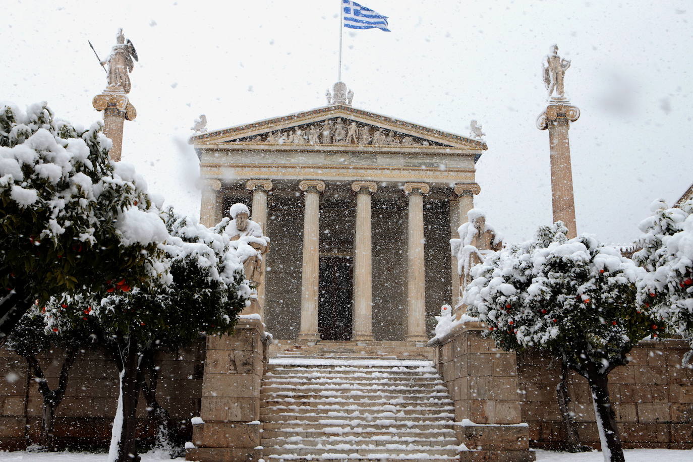 La Acrópolis de Atenas se despertó este martes bajo un manto de nieve al igual que otros monumentos de la antigüedad en la capital griega, ofreciendo un espectáculo excepcional en medio de la ola de frío 'Medea' que afecta al país. El Partenón, el célebre templo del siglo V antes de nuestra era, en lo alto del peñasco en el centro histórico, apenas podía verse a raíz de la nieve que cayó en la noche.