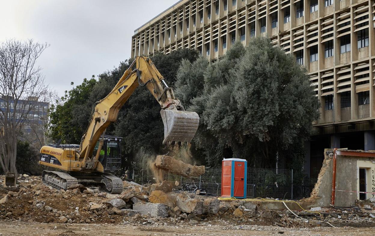 Las obras de derribo de parte de la antigua Escuela de Agrónomos seguían ayer. ivan arlandis