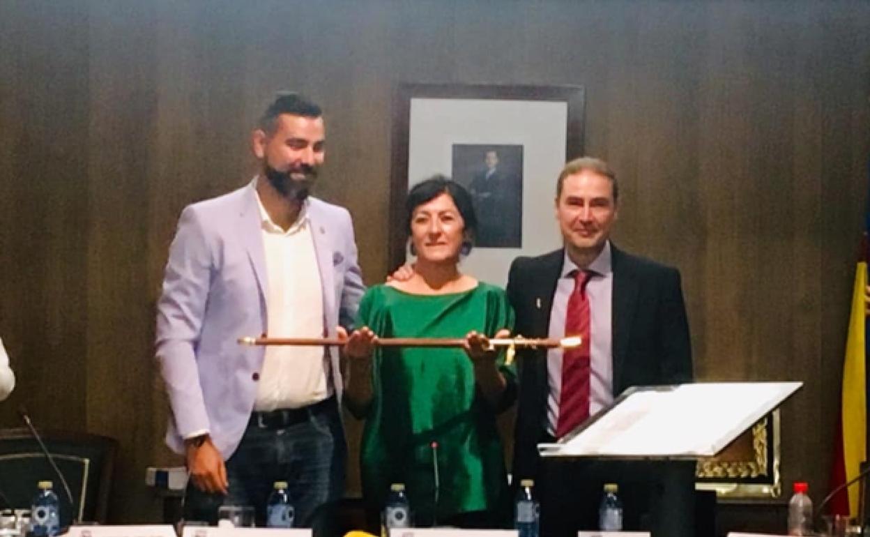 Los ediles socialistas junto a la alcaldesa durante la toma de posesión del Rosa Vila. 