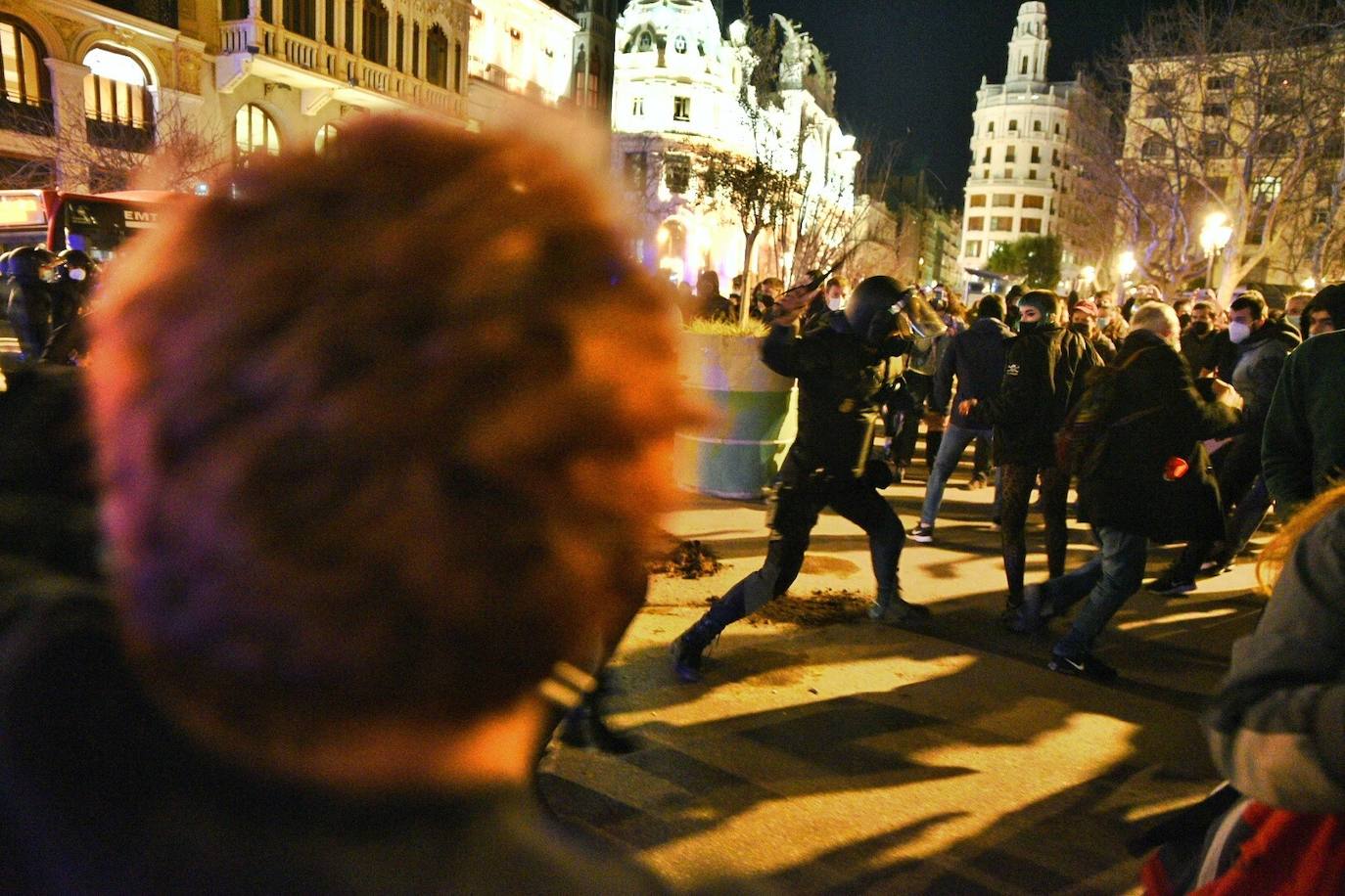 Fotos: Una concentración en Valencia a favor del rapero Hasel acaba en enfrentamiento con la Policía