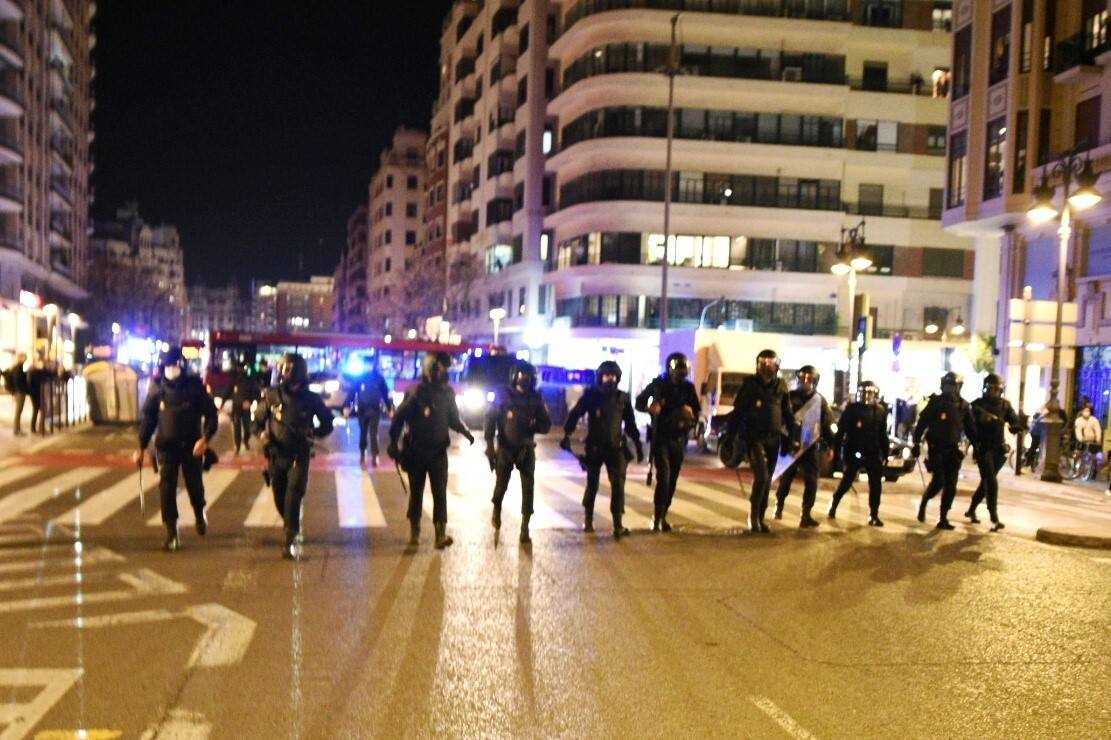 Fotos: Una concentración en Valencia a favor del rapero Hasel acaba en enfrentamiento con la Policía