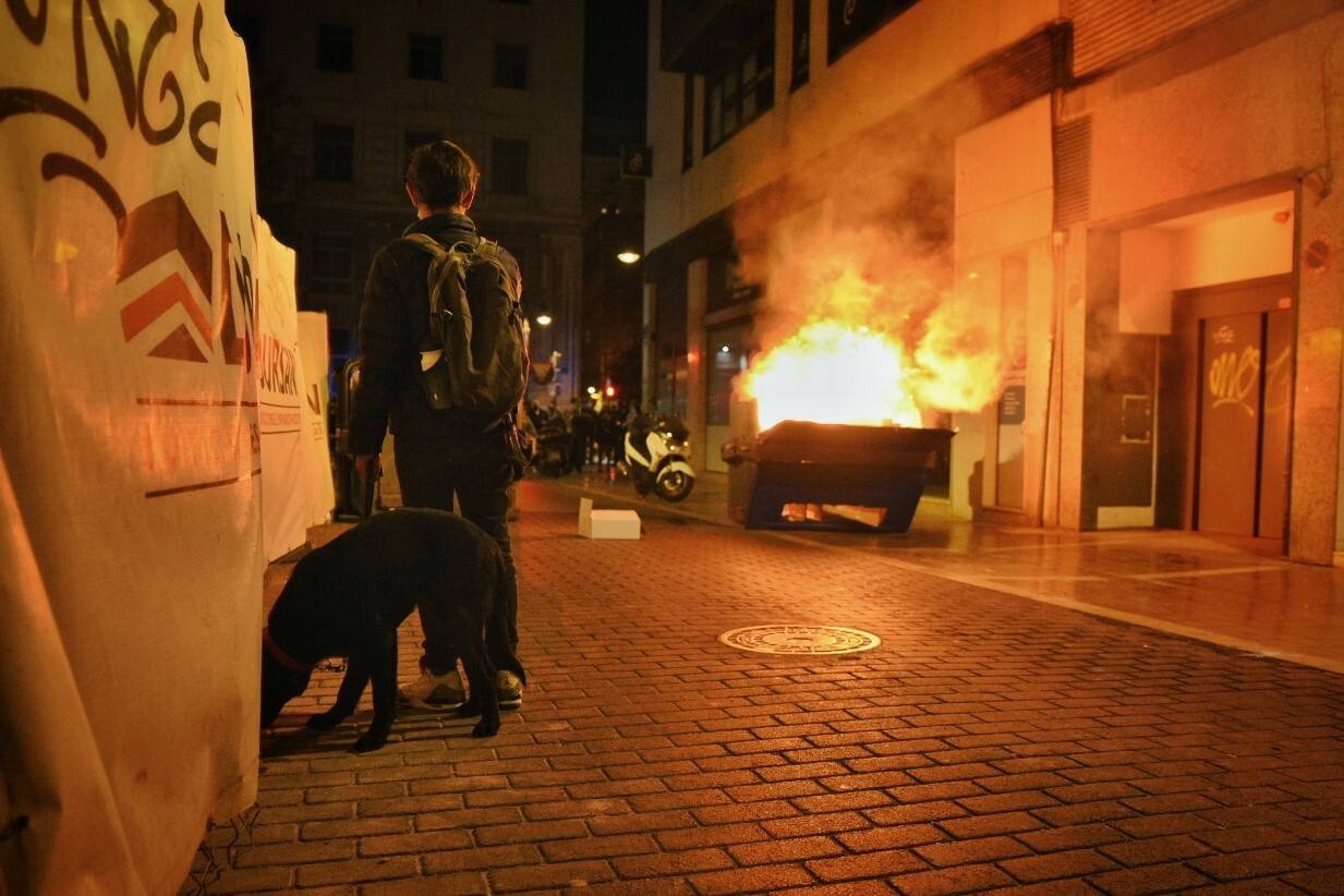 Fotos: Una concentración en Valencia a favor del rapero Hasel acaba en enfrentamiento con la Policía