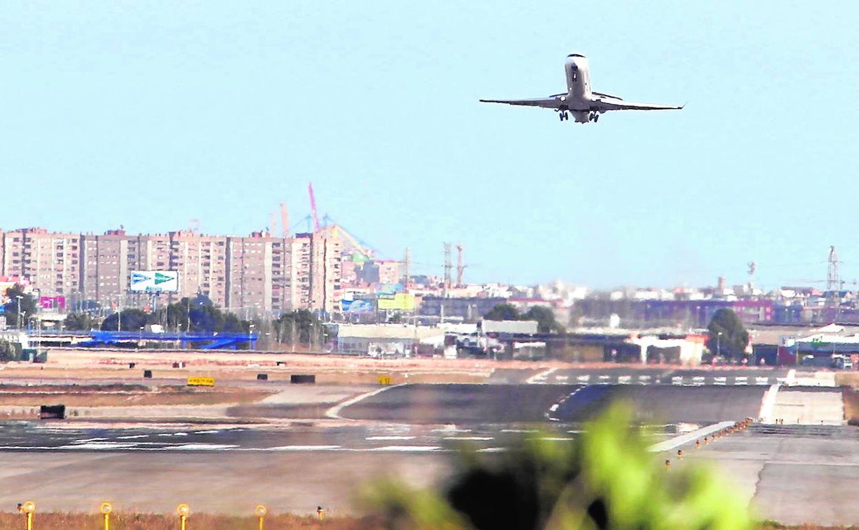 Un avión despega de una pista del aeropuerto de Manises. 