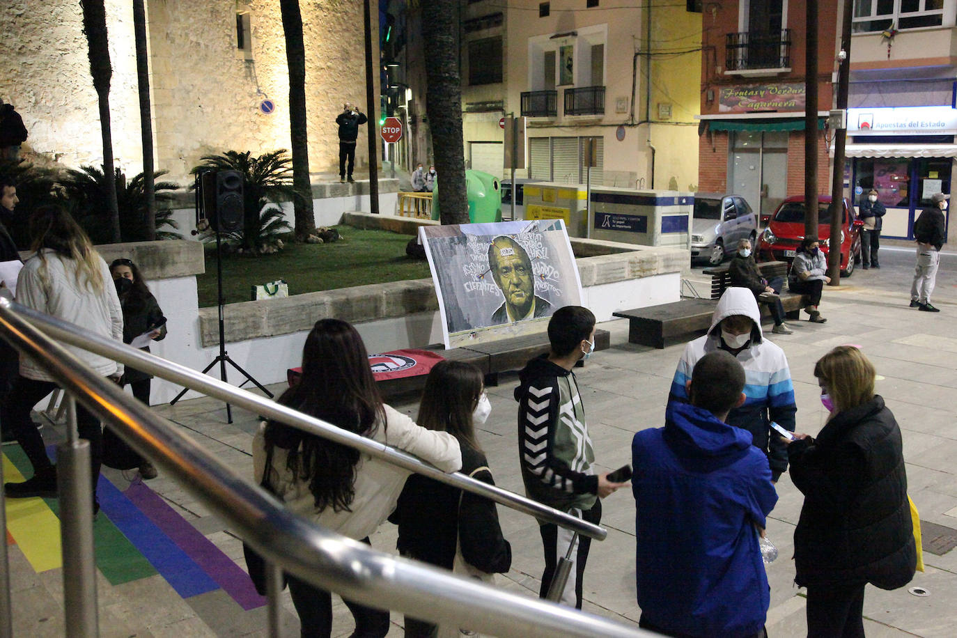 Alrededor de 150 se concentraron ayer por la tarde en Pego para mostrar su repulsa a la encarcelación del cantante Pablo Hasel. El acto tuvo lugar en la plaza del Ayuntamiento, el mismo escenario que acogió hace unos meses las concentraciones para criticar las detenciones de varios jóvenes pegolinos que se produjeron en octubre por los altercados a consecuencia de las provocaciones de un grupo nazi en un partido de fútbol. Por ello la Guardia Civil desplegó un fuerte dispositivo de control en los accesos al municipio.