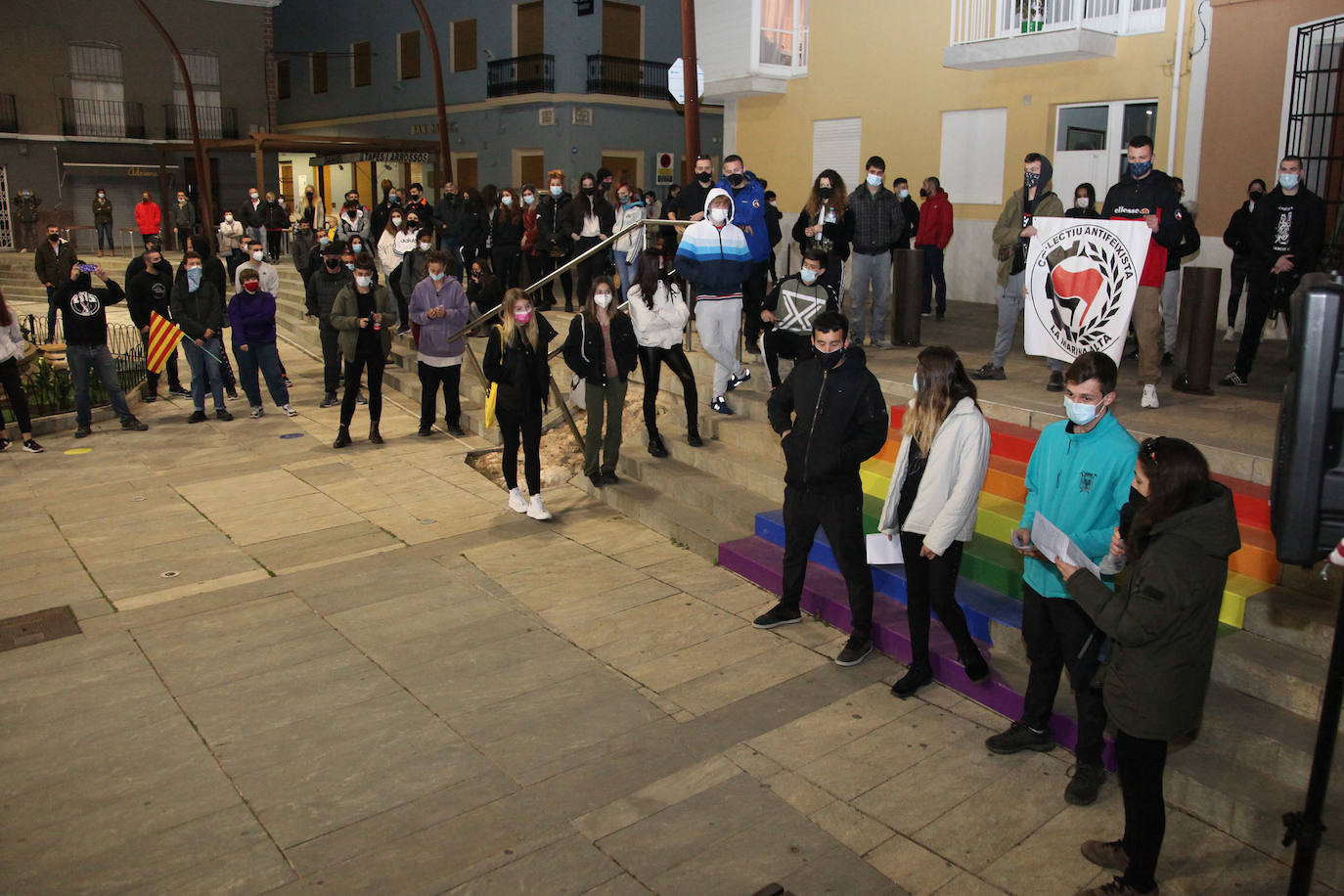 Alrededor de 150 se concentraron ayer por la tarde en Pego para mostrar su repulsa a la encarcelación del cantante Pablo Hasel. El acto tuvo lugar en la plaza del Ayuntamiento, el mismo escenario que acogió hace unos meses las concentraciones para criticar las detenciones de varios jóvenes pegolinos que se produjeron en octubre por los altercados a consecuencia de las provocaciones de un grupo nazi en un partido de fútbol. Por ello la Guardia Civil desplegó un fuerte dispositivo de control en los accesos al municipio.