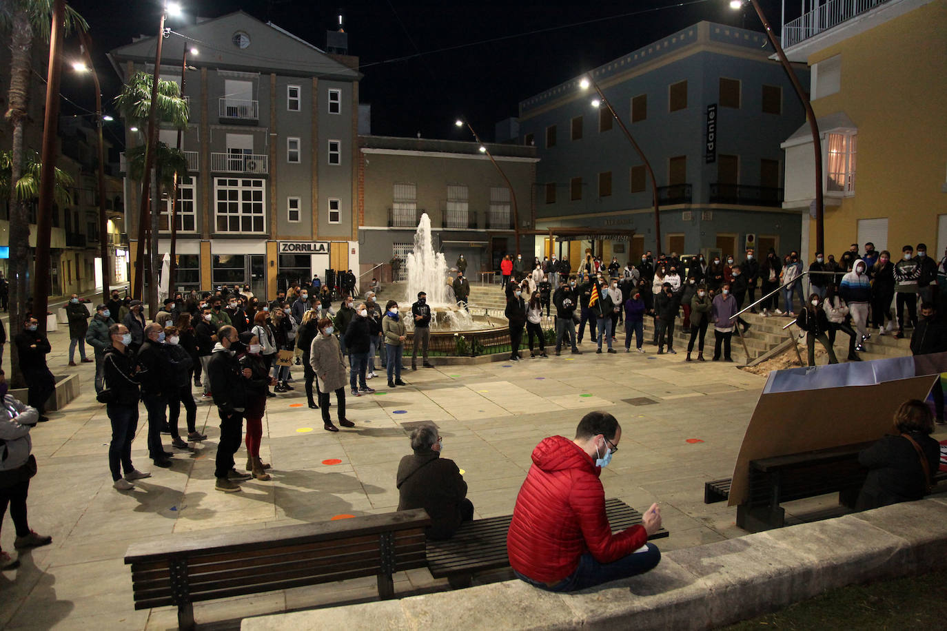 Alrededor de 150 se concentraron ayer por la tarde en Pego para mostrar su repulsa a la encarcelación del cantante Pablo Hasel. El acto tuvo lugar en la plaza del Ayuntamiento, el mismo escenario que acogió hace unos meses las concentraciones para criticar las detenciones de varios jóvenes pegolinos que se produjeron en octubre por los altercados a consecuencia de las provocaciones de un grupo nazi en un partido de fútbol. Por ello la Guardia Civil desplegó un fuerte dispositivo de control en los accesos al municipio.