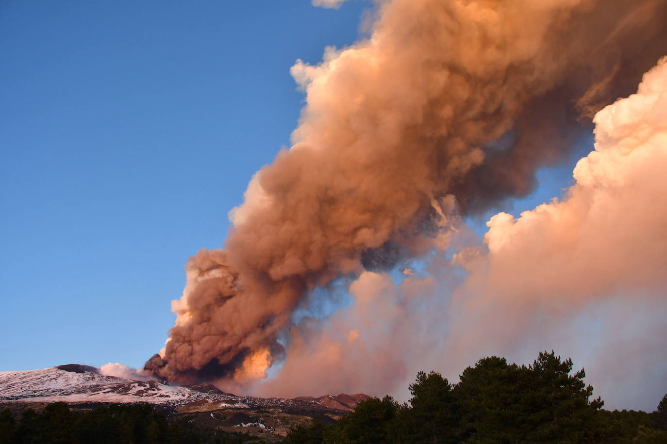 El volcán siciliano Etna, muy cerca de la ciudad portuaria de Catania, ha experimentado una nueva erupción, provocando una lluvia de pequeñas piedras volcánicas y cenizas hasta el punto que ha obligado a cerrar el aeropuerto. El Etna, con una superficie de unos 1.250 km2, es el volcán en activo más alto (3.324 m.) de Europa, con frecuentes erupciones desde hace unos 500.000 años.