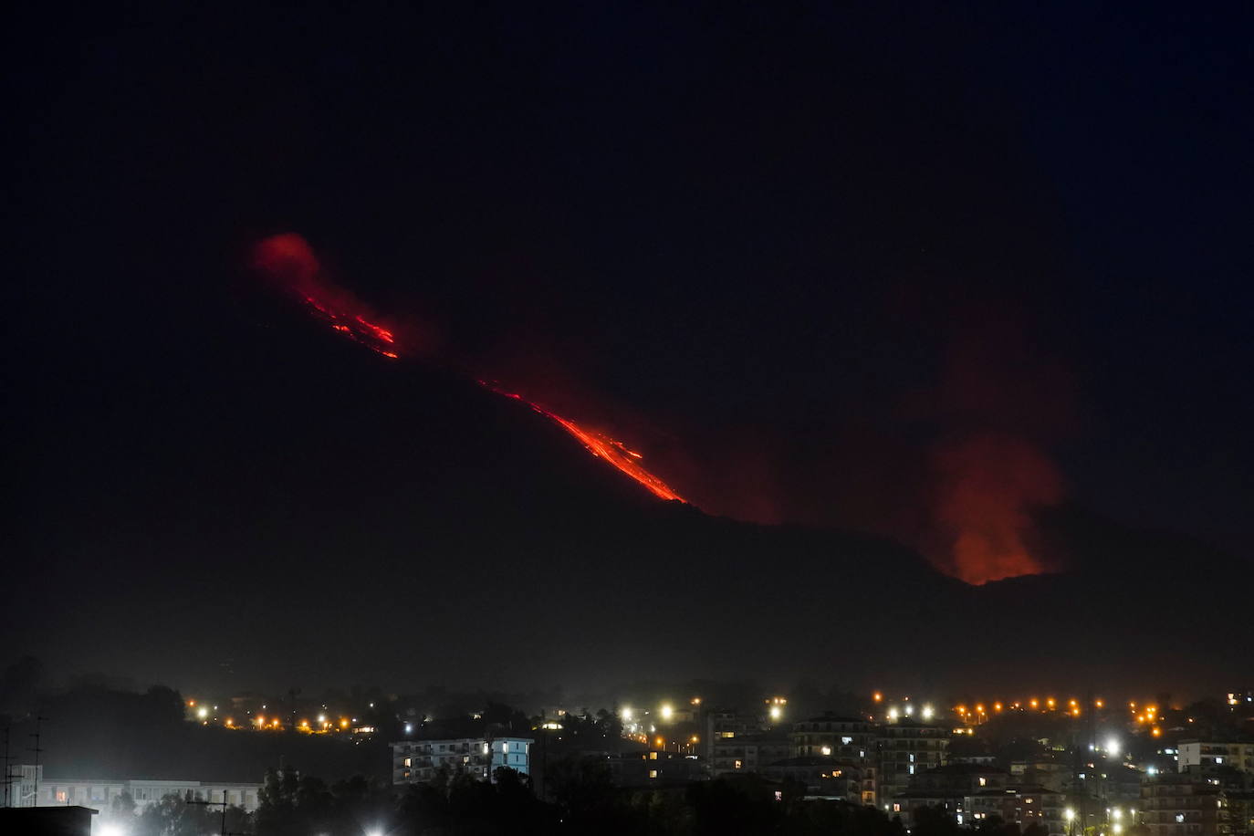 El volcán siciliano Etna, muy cerca de la ciudad portuaria de Catania, ha experimentado una nueva erupción, provocando una lluvia de pequeñas piedras volcánicas y cenizas hasta el punto que ha obligado a cerrar el aeropuerto. El Etna, con una superficie de unos 1.250 km2, es el volcán en activo más alto (3.324 m.) de Europa, con frecuentes erupciones desde hace unos 500.000 años.