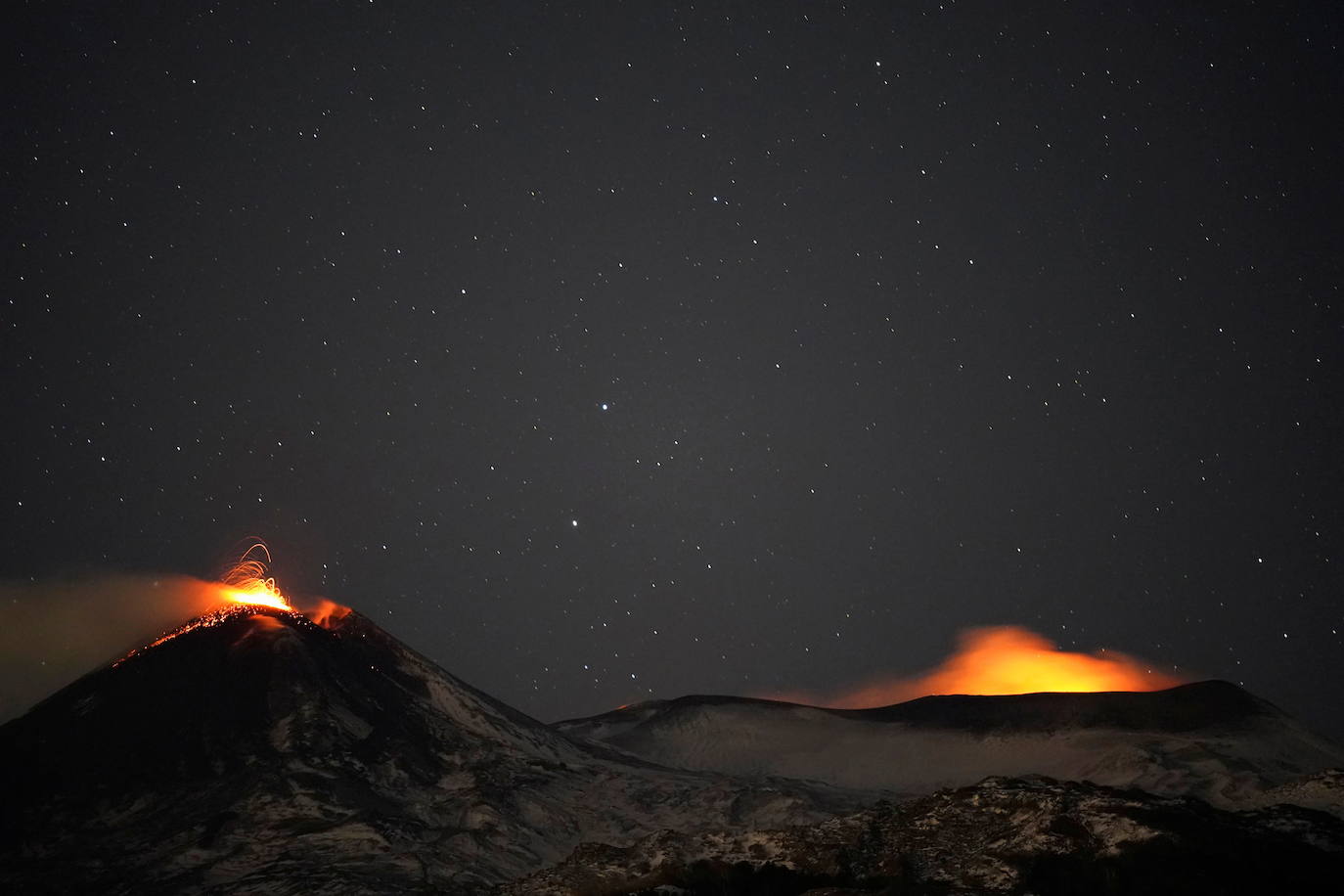 El volcán siciliano Etna, muy cerca de la ciudad portuaria de Catania, ha experimentado una nueva erupción, provocando una lluvia de pequeñas piedras volcánicas y cenizas hasta el punto que ha obligado a cerrar el aeropuerto. El Etna, con una superficie de unos 1.250 km2, es el volcán en activo más alto (3.324 m.) de Europa, con frecuentes erupciones desde hace unos 500.000 años.