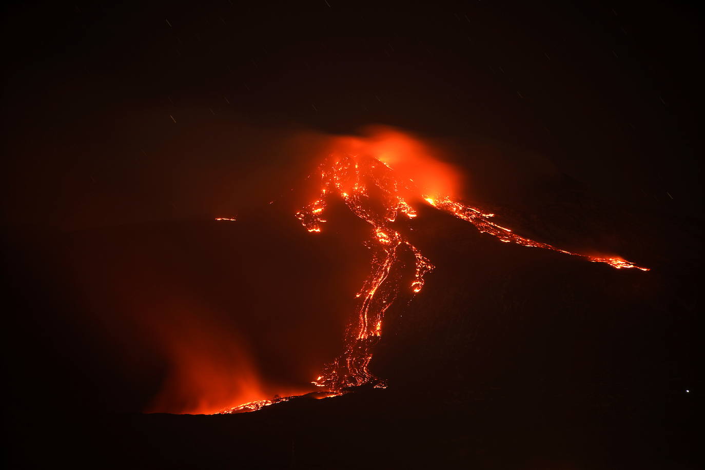 El volcán siciliano Etna, muy cerca de la ciudad portuaria de Catania, ha experimentado una nueva erupción, provocando una lluvia de pequeñas piedras volcánicas y cenizas hasta el punto que ha obligado a cerrar el aeropuerto. El Etna, con una superficie de unos 1.250 km2, es el volcán en activo más alto (3.324 m.) de Europa, con frecuentes erupciones desde hace unos 500.000 años.