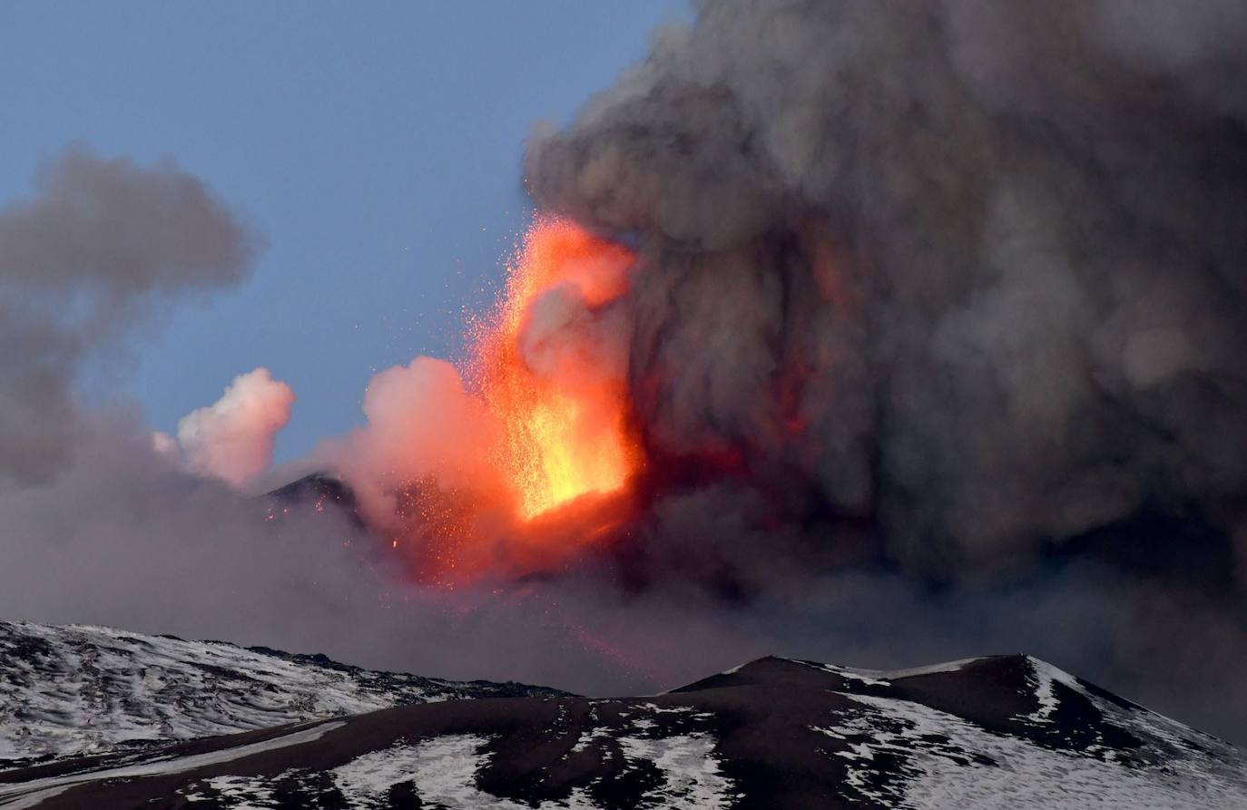 El volcán siciliano Etna, muy cerca de la ciudad portuaria de Catania, ha experimentado una nueva erupción, provocando una lluvia de pequeñas piedras volcánicas y cenizas hasta el punto que ha obligado a cerrar el aeropuerto. El Etna, con una superficie de unos 1.250 km2, es el volcán en activo más alto (3.324 m.) de Europa, con frecuentes erupciones desde hace unos 500.000 años.