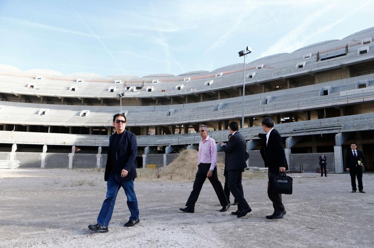 Peter Lim, en su primera visita al futuro estadio del Valencia. 