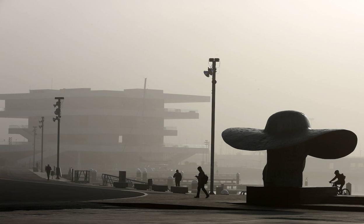 Bancos de niebla sobre la Marina, en foto de archivo