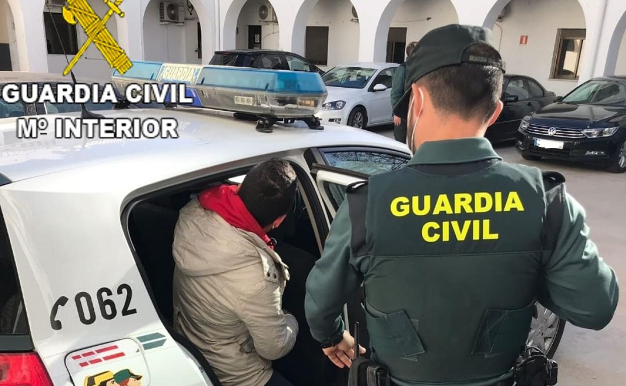 Momento en que es detenido el presunto autor de los robos por la Guardia Civil de Castelló. 