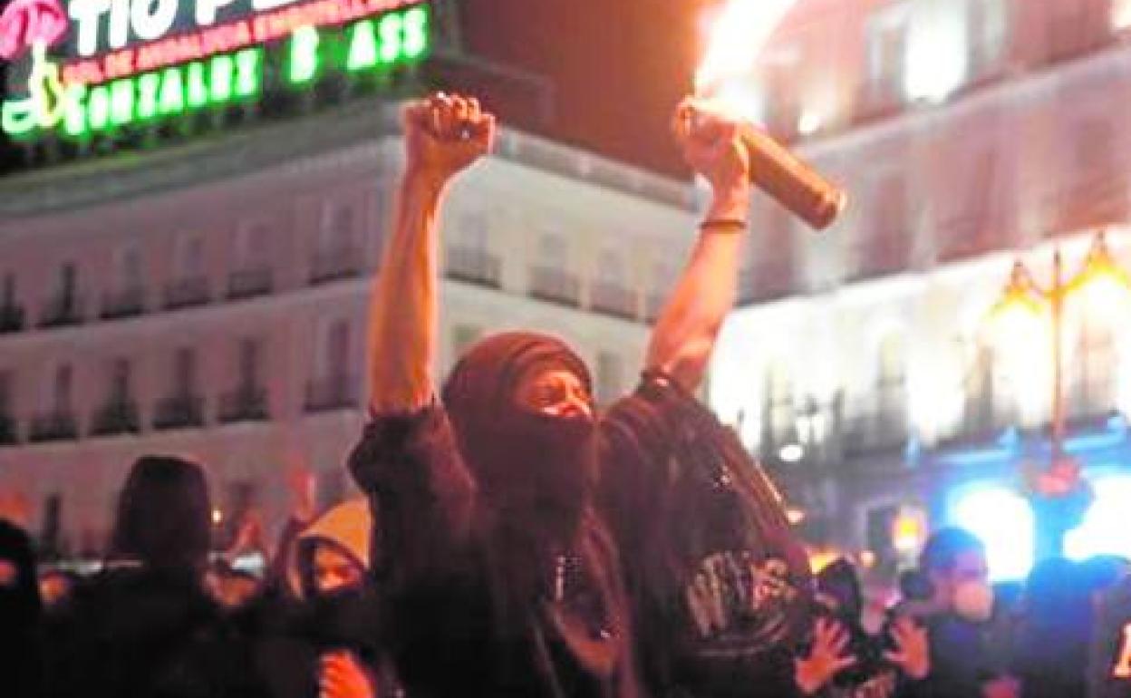 Un radical exhibe un artefacto incendiario, ayer, en Madrid. 