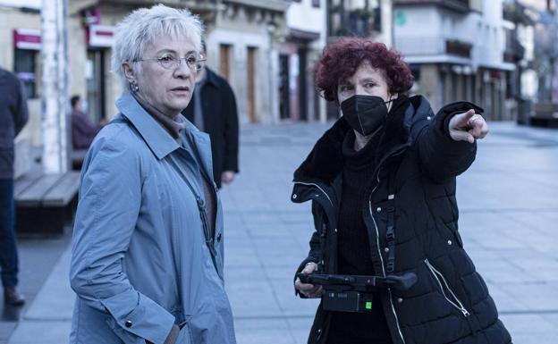 Blanca Portillo como Maixabel Lasa recibe instrucciones de Icíar Bollaín en el rodaje de 'Maixabel'.