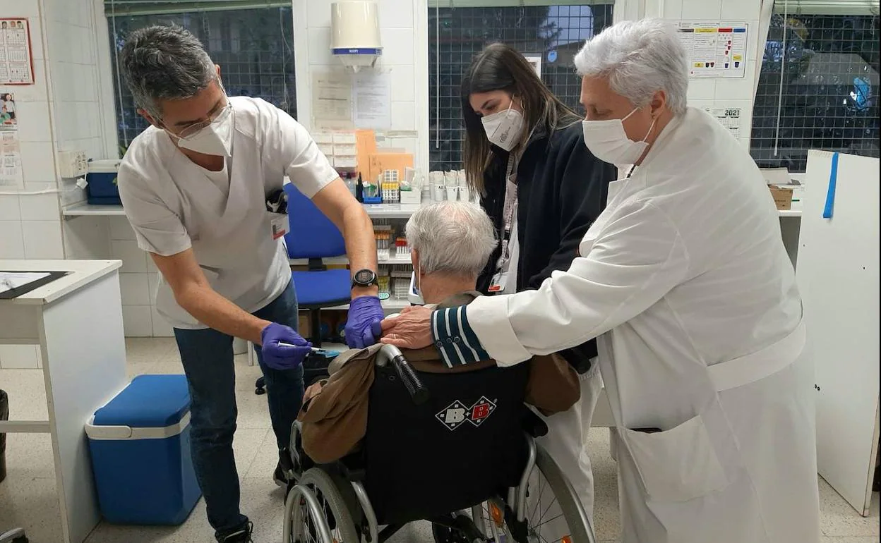 Sanidad ya ha iniciado la vacunación de los mayores de 90 años en los centros de salud.