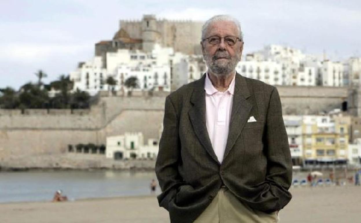 Luis García-Berlanga, en Peñíscola, donde rodó 'Calabuich'. 