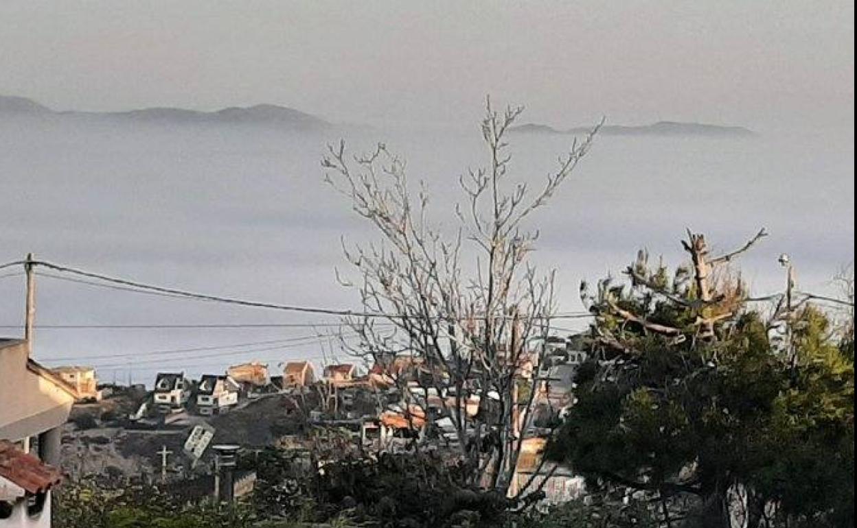 Niebla en Calicanto, con la Sierra Calderona al fondo.