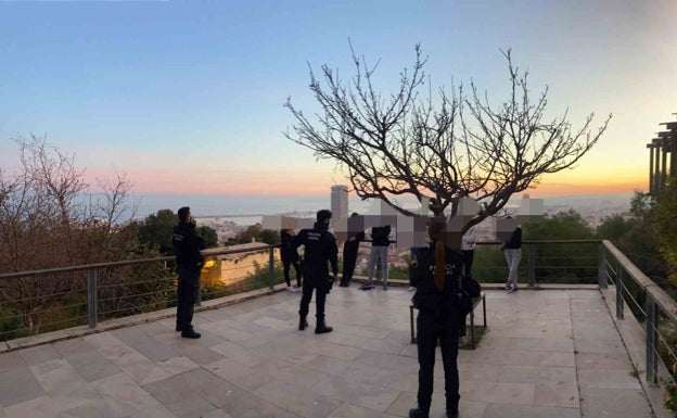 Los agentes disuelven otro botellón al atardecer en Alicante. 