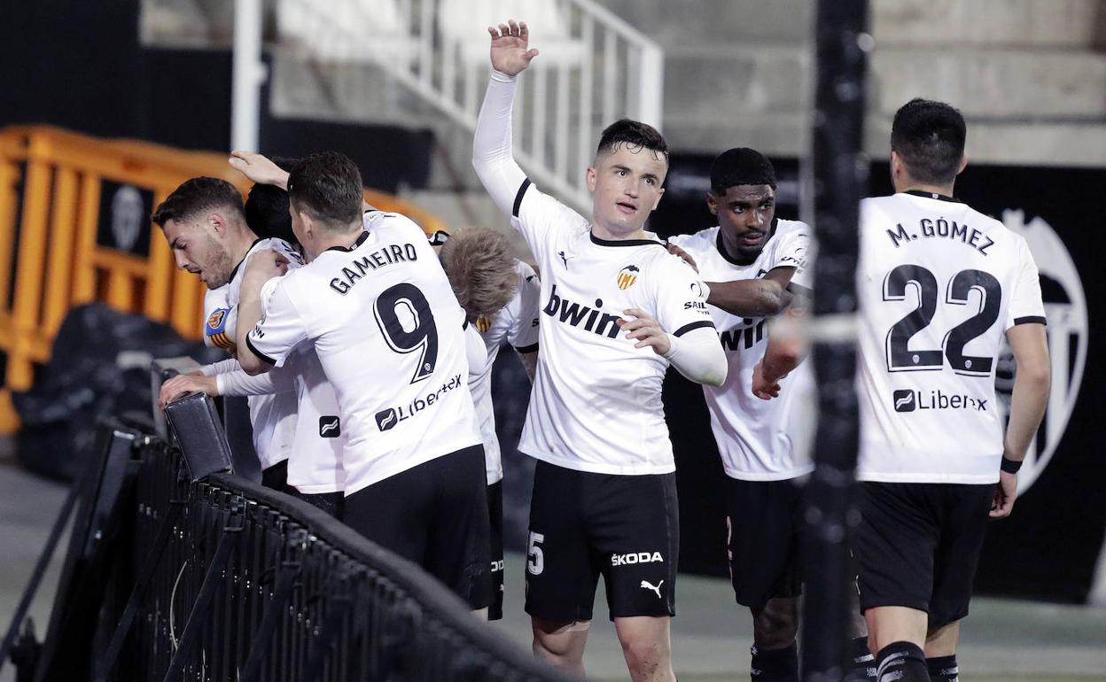 El equipo acude a celebrar el importante gol de Manu Vallejo en el minuto 93 de partido. 