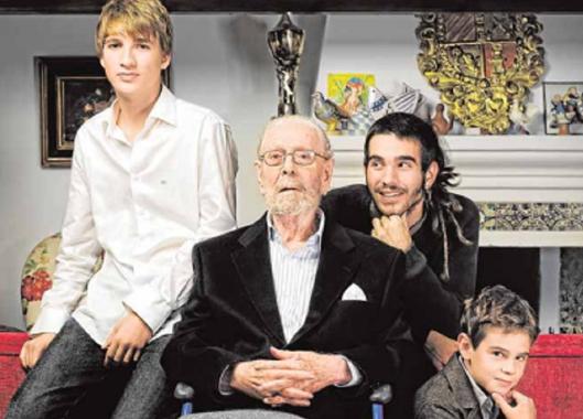 Esta instántanea es de las últimas imágenes públicas de Luis García Berlanga. En ella, el director está rodeado por sus nietos.