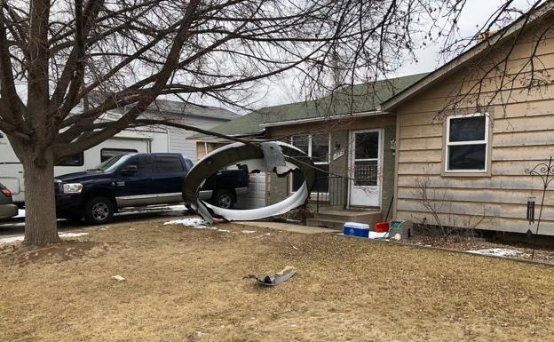 Restos del motor de un Boeing 777-200, en un barrio de Denver (Colorado).