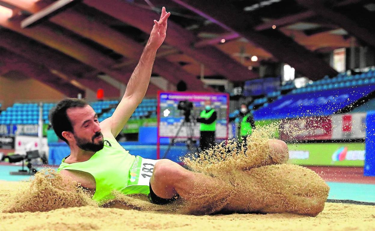 Eusebio Cáceres aterriza en el foso en uno de los saltos de su casi inmaculado concurso de ayer en Madrid