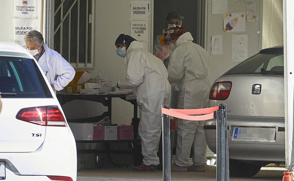 Personal sanitario realiza pruebas PCR en un hospital valenciano.