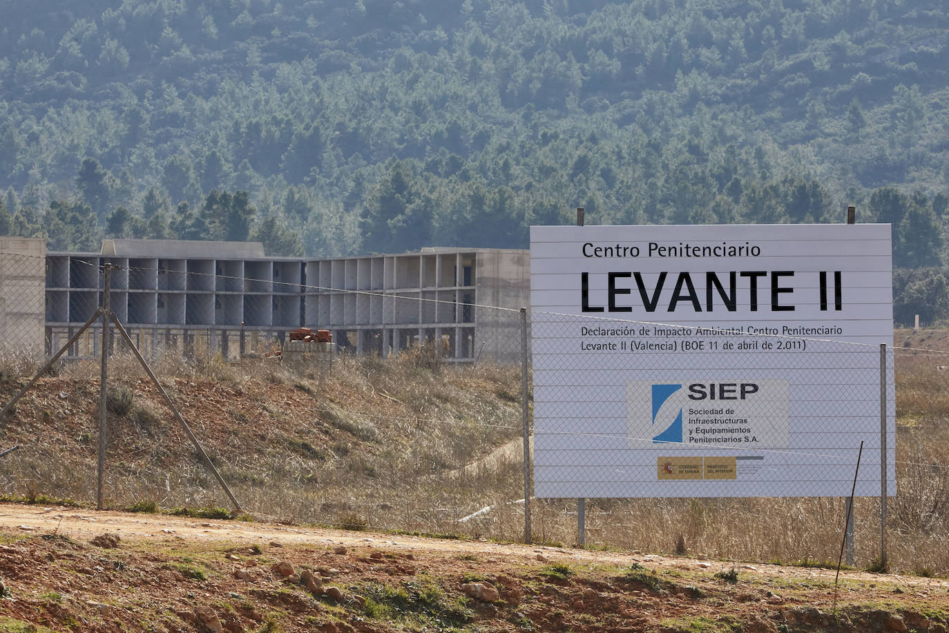 La segunda prisión de Valencia cumple nueve años con las obras paralizadas en Siete Aguas mientras Interior cambia el proyecto inicial por el de un psiquiátrico penitenciario «que se asemeje a un pueblo»