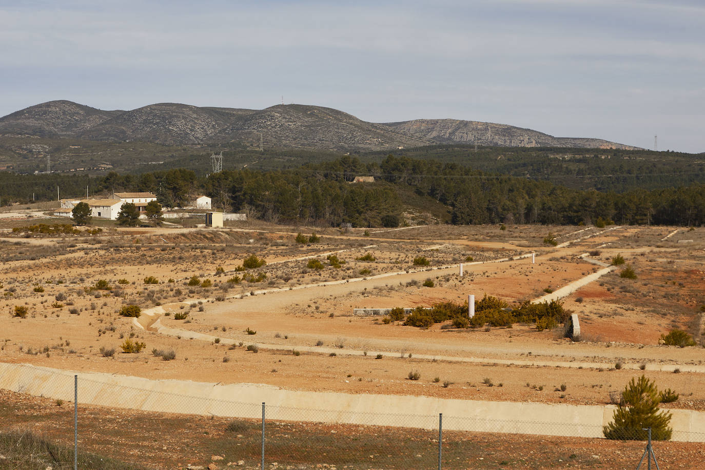 La segunda prisión de Valencia cumple nueve años con las obras paralizadas en Siete Aguas mientras Interior cambia el proyecto inicial por el de un psiquiátrico penitenciario «que se asemeje a un pueblo»