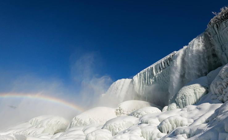 El frío congela las cataratas Niágara