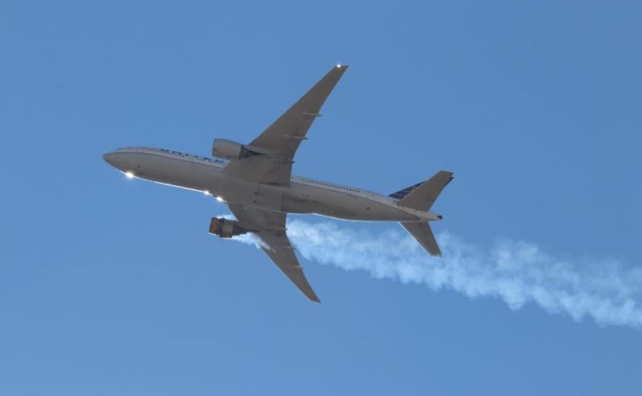 Una imagen del fallo del Boeing 777-200 que despegó del aeropuerto internacional de Denver.