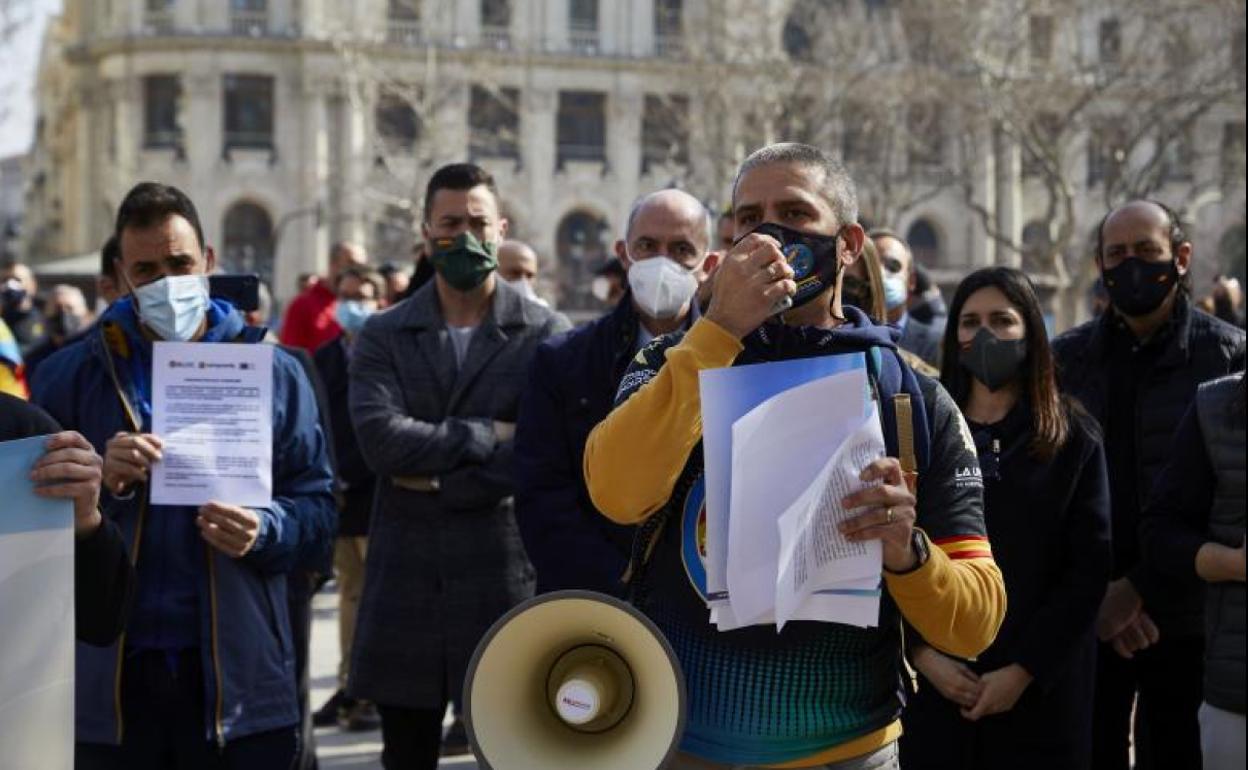 Sebastián Gómez habla con un megáfono en una concentración de apoyo a la Policía. 