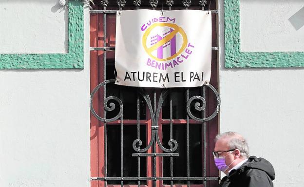 Lema de 'Cuidem Benimaclet', colgado en un balcón.