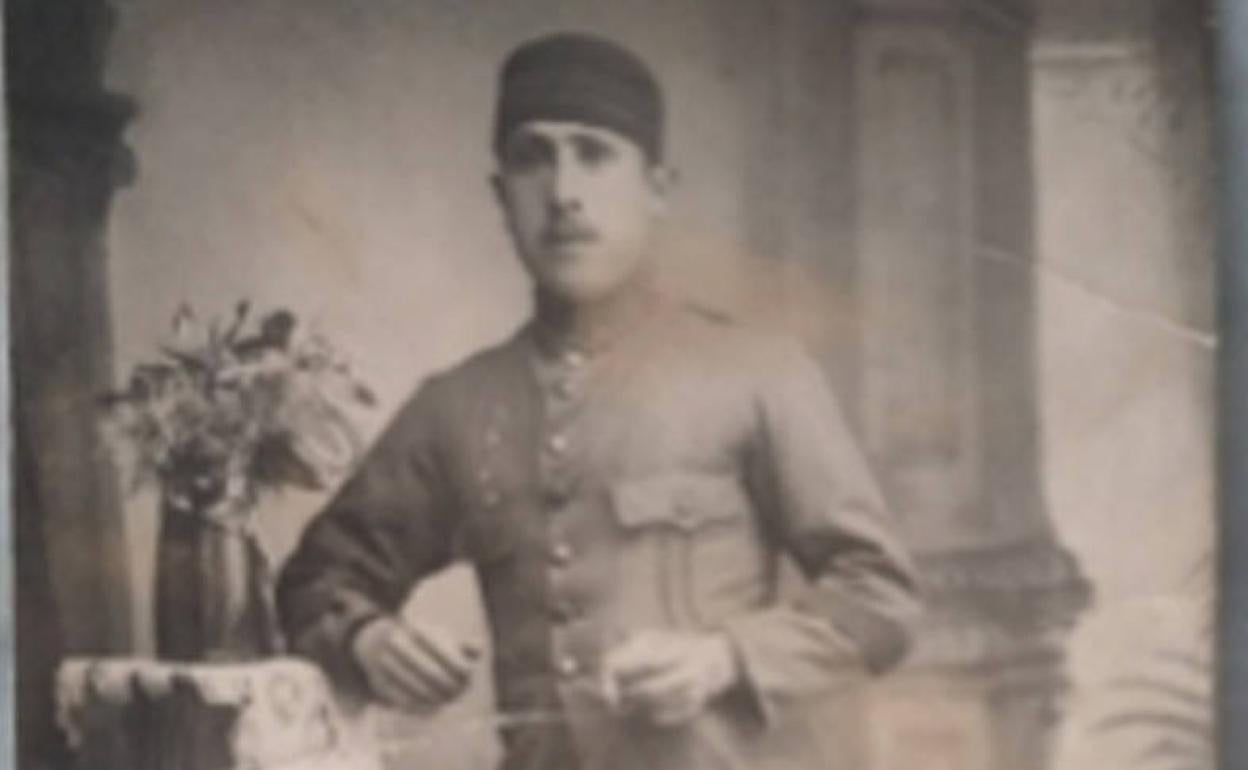 Joaquín Boronat posa con su uniforme militar en un estudio de fotografía.