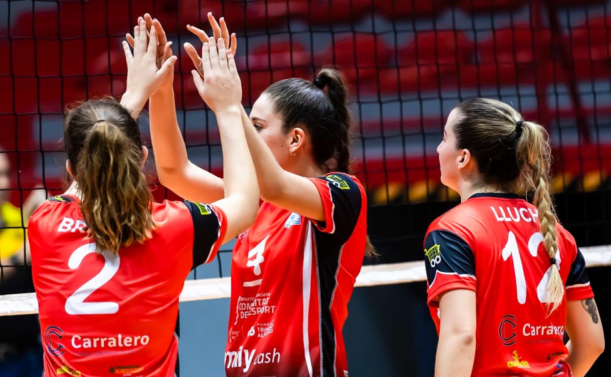 Las chicas del Xàtiva Voleibol celebran un ataque. 