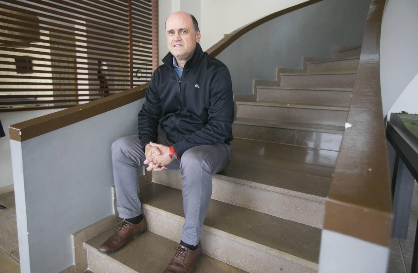 Fernando Gómez, exjugador del club che, lleva cuatro años entrenando a un equipo de Tercera. «Si cuando me muera solo he estado dos años trabajando en el Valencia me parecerá una puñetera vergüenza». 