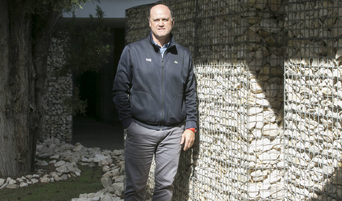 Fernando Gómez, exjugador del club che, lleva cuatro años entrenando a un equipo de Tercera. «Si cuando me muera solo he estado dos años trabajando en el Valencia me parecerá una puñetera vergüenza». 