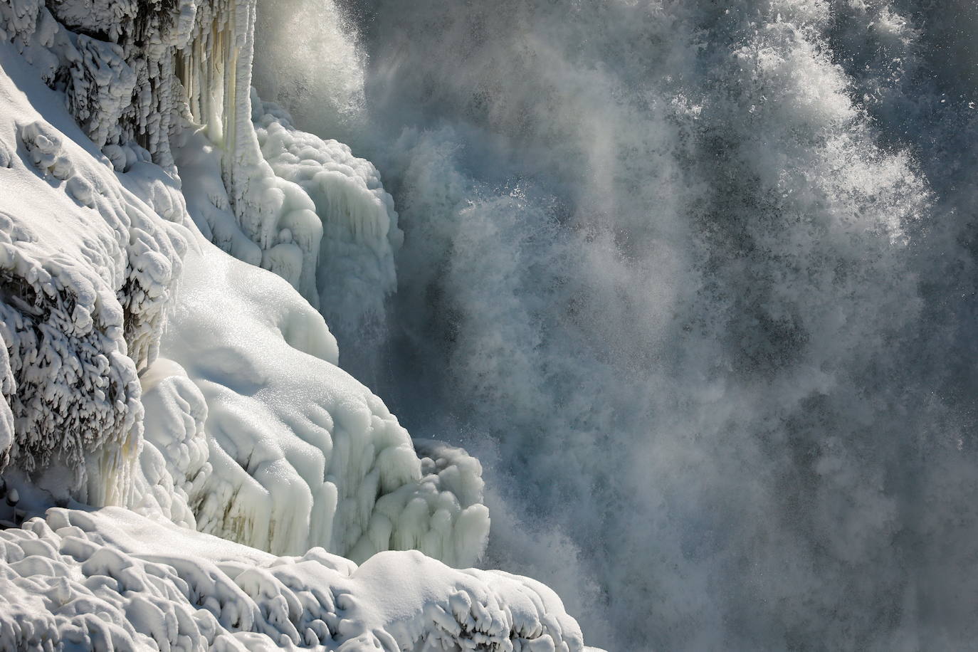 El frío extremo del invierno en América del Norte y Canadá nos brinda una estampa espectacular de las Cataratas del Niágara. Casi congeladas. La nieve y las acumulaciones de hielo crean un verdadero paraíso invernal. Imposible resistirse a una foto con este magnífico espectáculo de la naturaleza. Será por unos dias más. La previsión mantiene las temperaturas gélidas y anuncia más nevadas. 