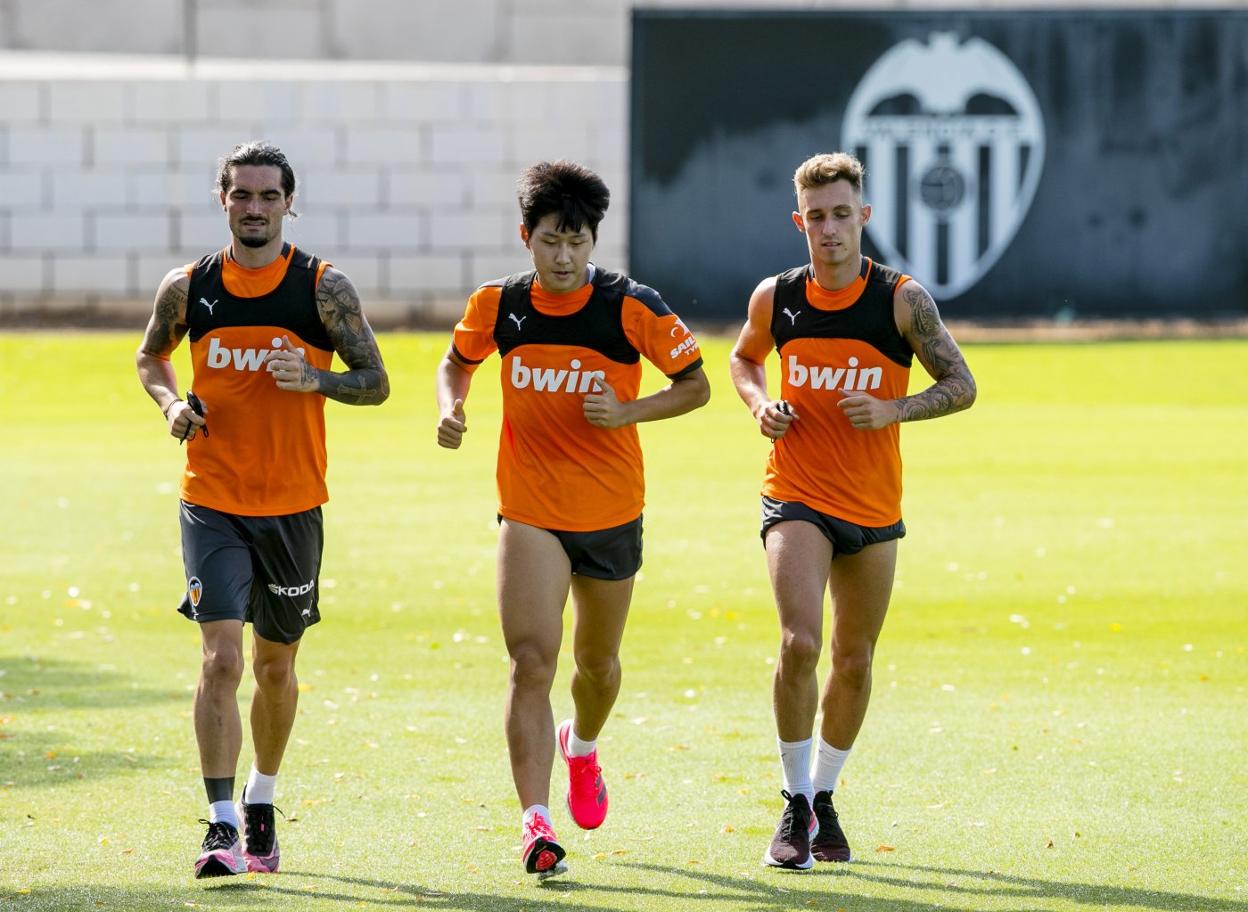 Jason, Kang In y Álex Blanco, en un entrenamiento. vcf