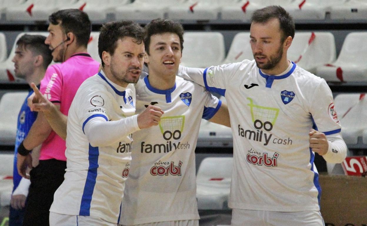 Los jugadores del Alzira celebra uno de los goles. 