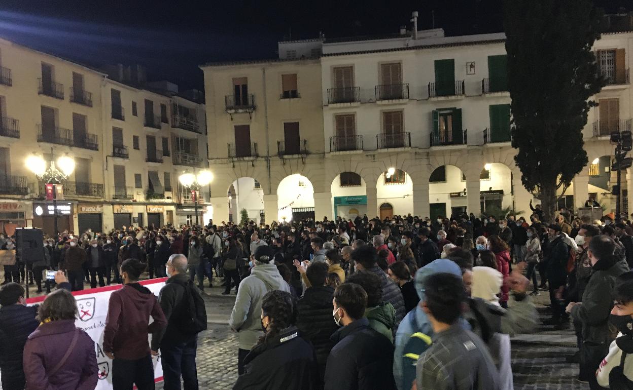 Decenas de personas en la plaza Major de Gandia. 