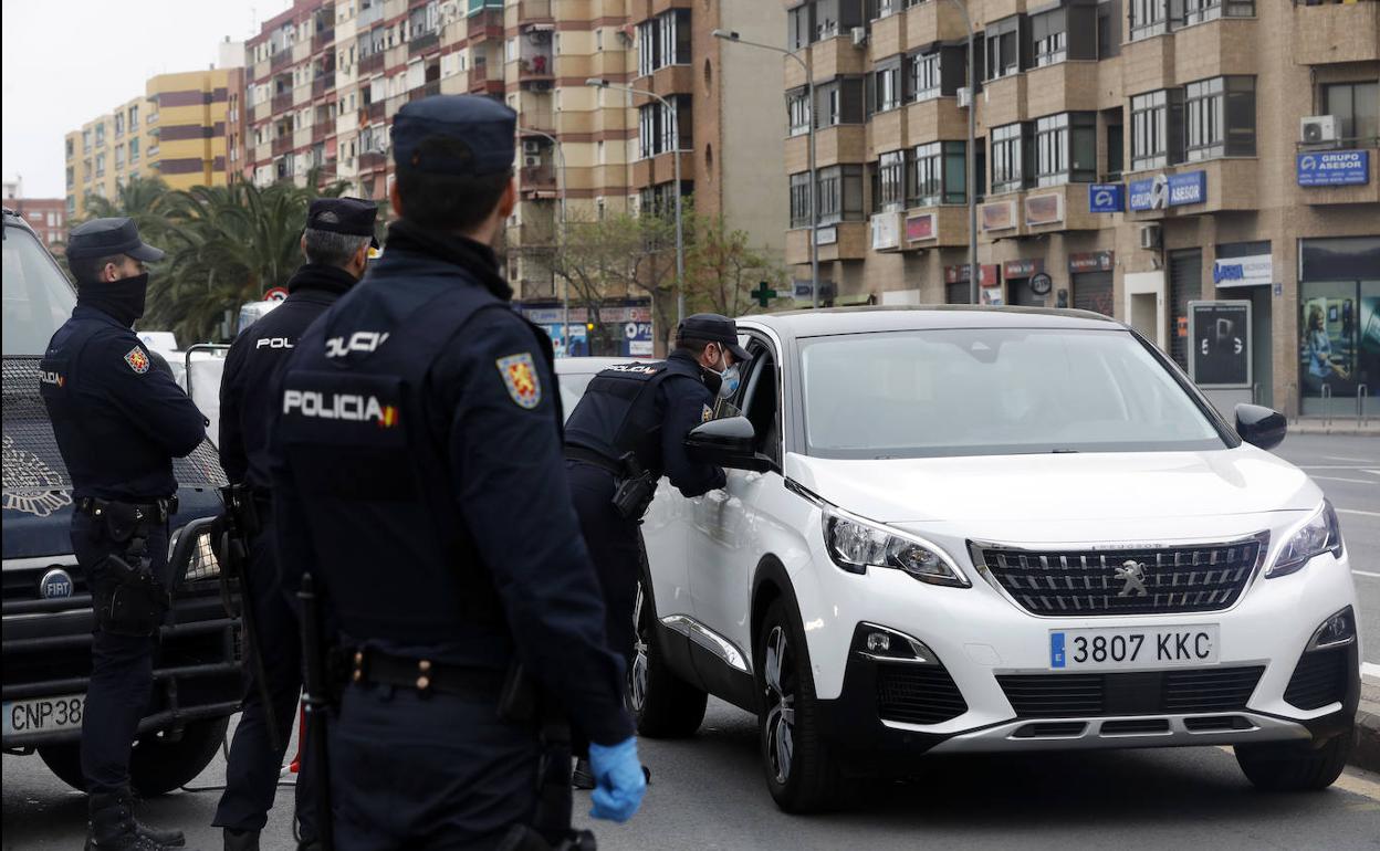 La policía controla las salidas de Valencia.