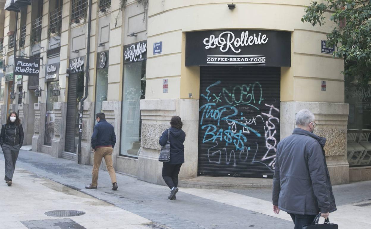 Una calle de Valencia, con los bares cerrados. 