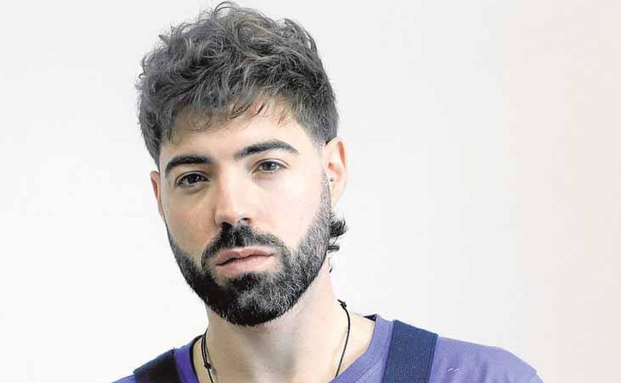 Mullet. Corte con textura que va acompañado de una barba difuminida. Este año, las barbas van a ser cortitas y arregladas, pero naturales. La mascarilla ha influido bastante.
