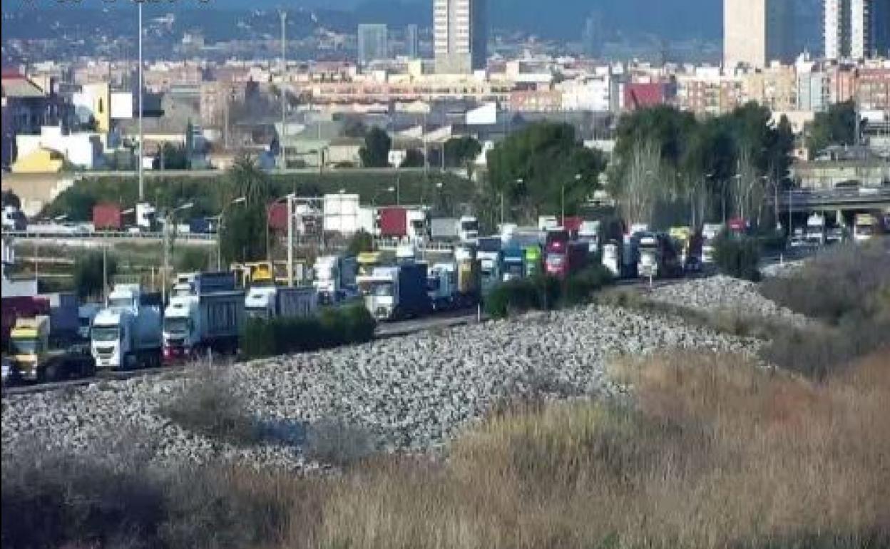 Cola de camiones en el acceso al Puerto de Valencia por la V-30, visto por las cámaras de Tráfico.